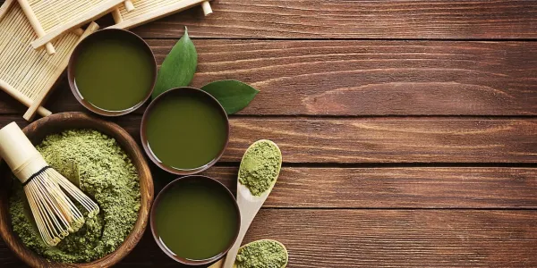 Matcha: Η πράσινη σκόνη τσαγιού γεμάτη οφέλη για τον εγκέφαλο και την υγεία